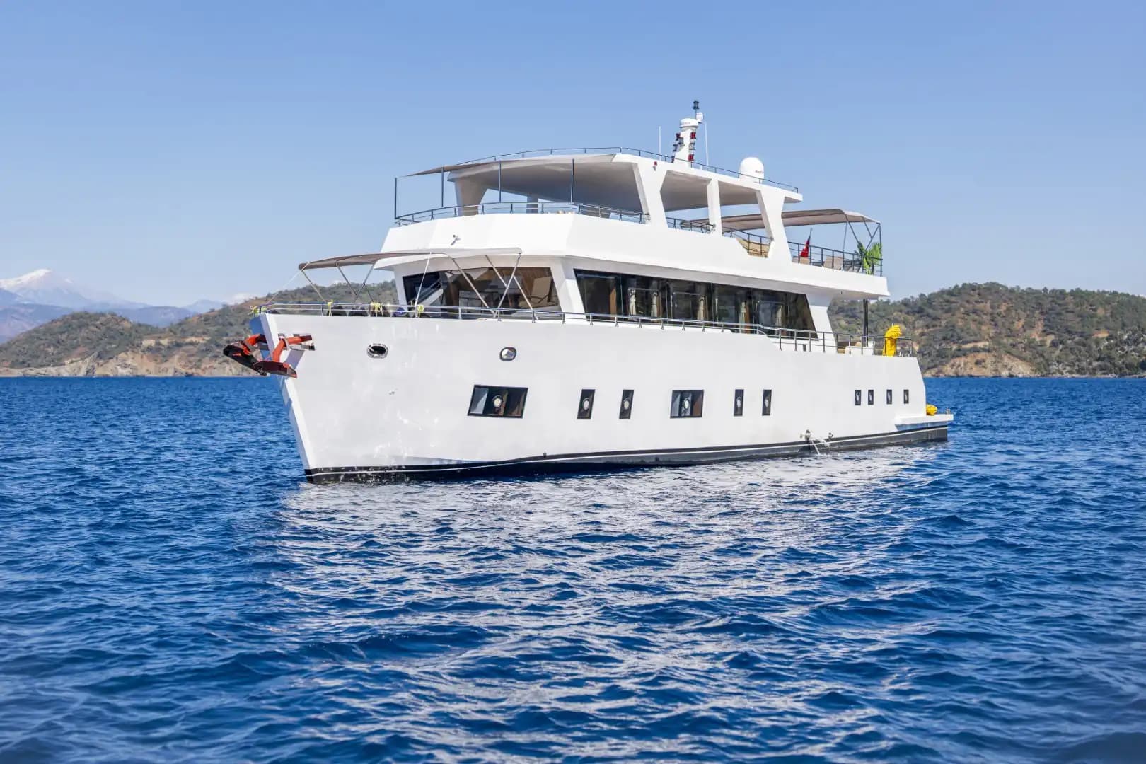 Nuevo 2025 Luxury Trawler: Upper cubierta Master & Accessible Swim Platform 15