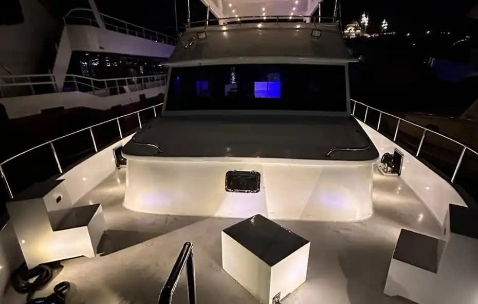 Unvergesslich Moments on a 35-Personen VIP Jacht – Perfekt for Veranstaltung & Parties 5