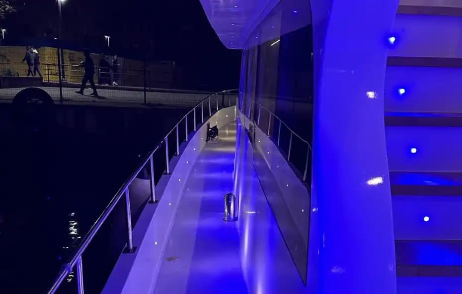 Unvergesslich Moments on a 35-Personen VIP Jacht – Perfekt for Veranstaltung & Parties 7