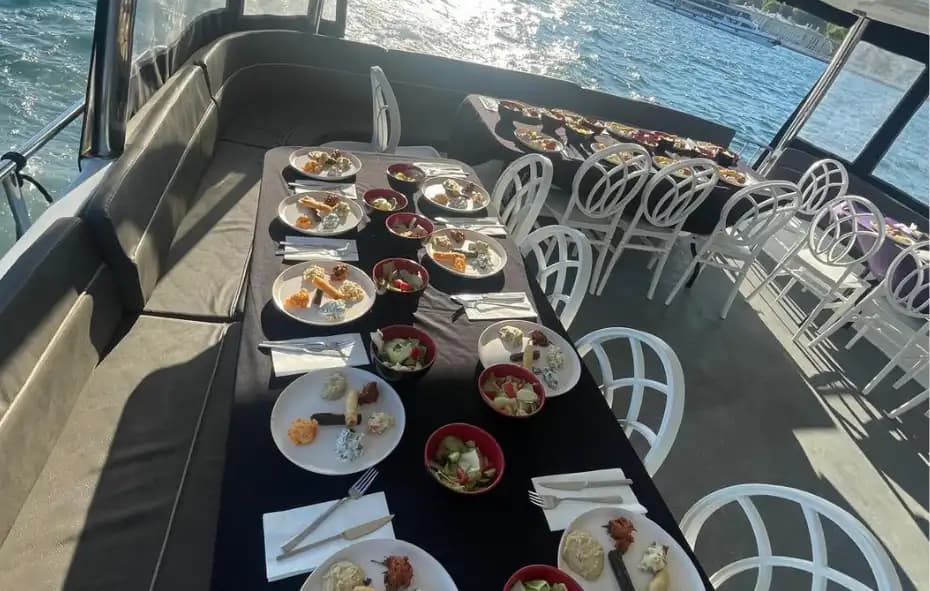 Unvergesslich Moments on a 35-Personen VIP Jacht – Perfekt for Veranstaltung & Parties 4