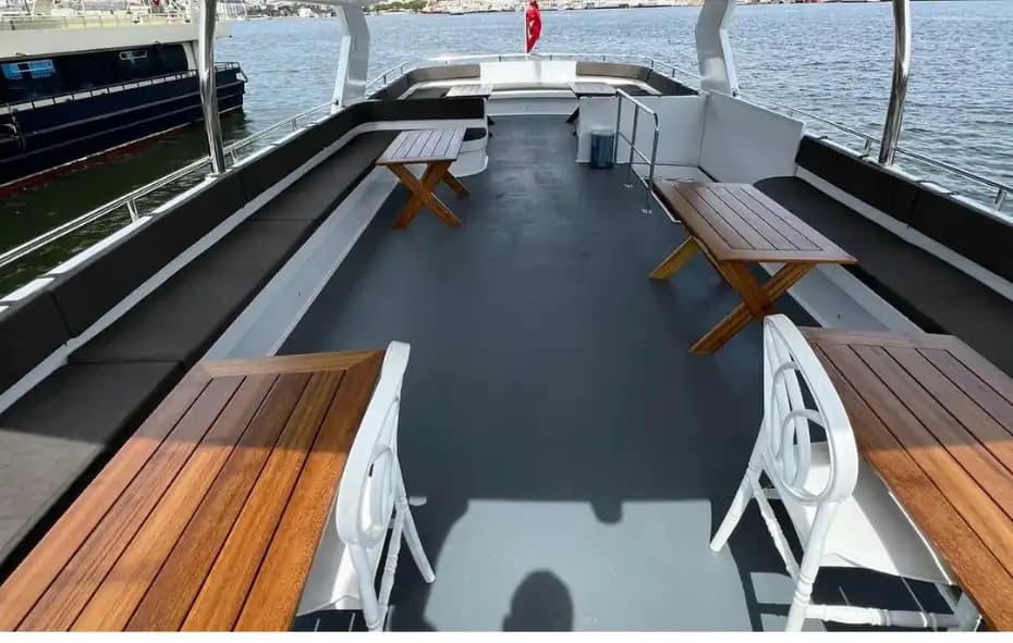 Unvergesslich Moments on a 35-Personen VIP Jacht – Perfekt for Veranstaltung & Parties 8
