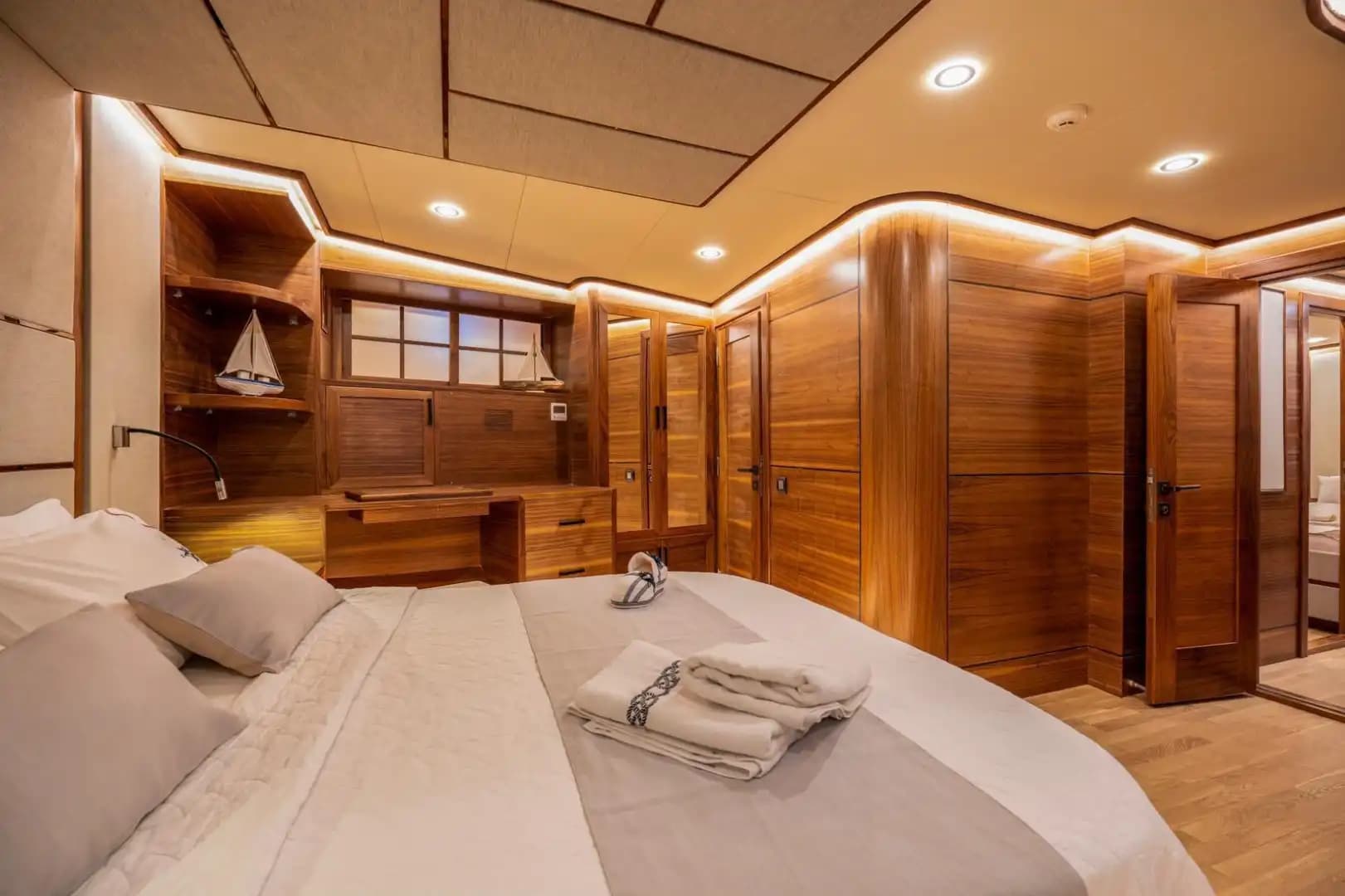 Confortable Accommodation on a 7-Meter Wide, 6-cabines Gulet in Marmaris 28