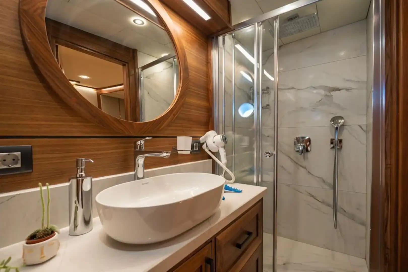 Confortable Accommodation on a 7-Meter Wide, 6-cabines Gulet in Marmaris 17