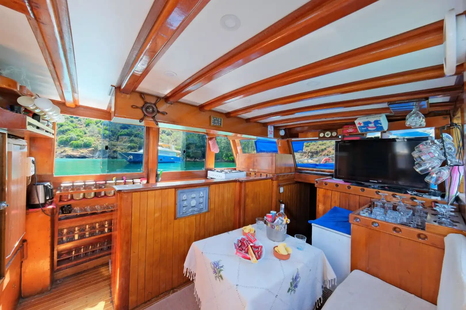 A Fun-Filled Kreuzfahrt, Schwimmen & Entertainment Erlebnis on a Komfortabel Jacht for 12 Gäste 14