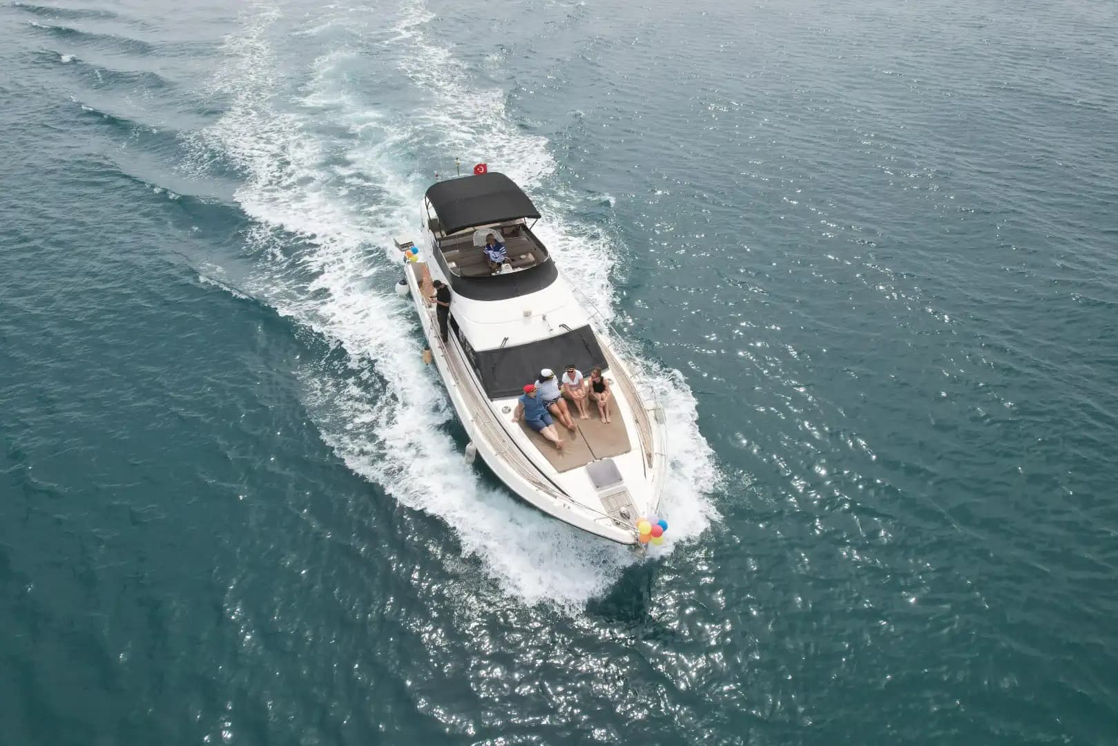 Antalya'da Euro Craft Marka Motoryat ile Özel Mavi Tur: 2 Kabinli, 14 Metrelik Keyifli Yolculuk