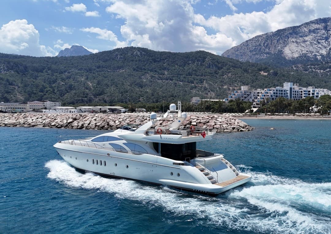 Luxury 30-Meter Yacht for 12 Guests in the Stunning Waters of Antalya