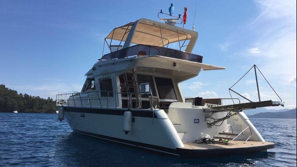 Göcek'te Lüks 13m Motor Yat Kiralama (5 Kişi) | 2 Kabin, Eşsiz Gün Batımları, Mavi Yolculuk