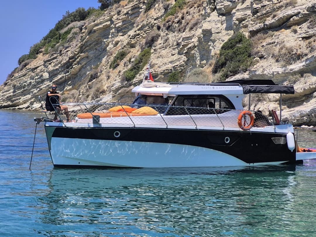 Unforgettable Experiences on a Luxury 11-Meter Motor Yacht in Kuşadası for 8 Guests: Bays, Sunset & Special Celebrations!
