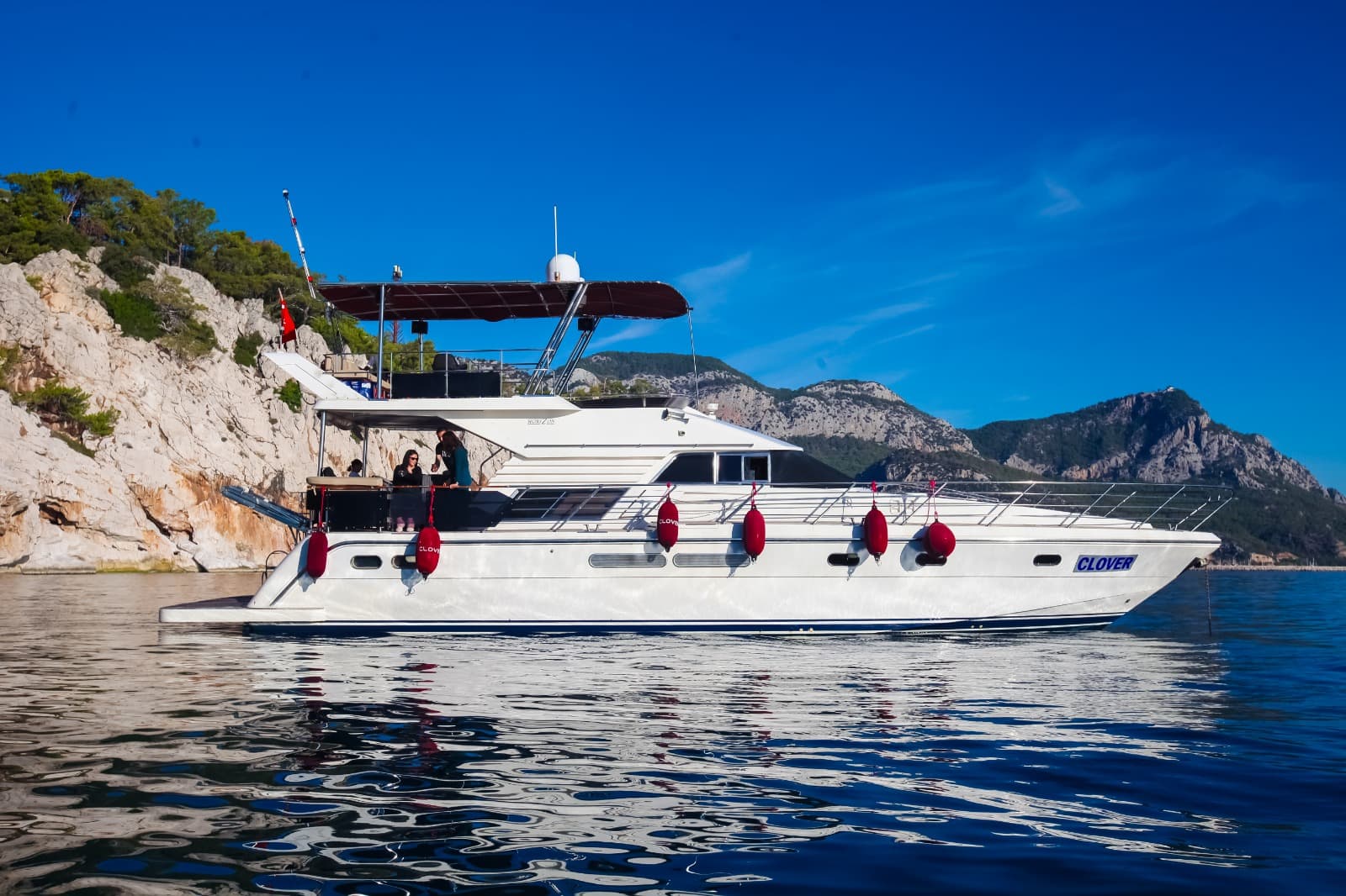 Luxury Yate a Motor con 2 Camarotes in Antalya: Private Events y an Exclusivo Crucero Azul 9
