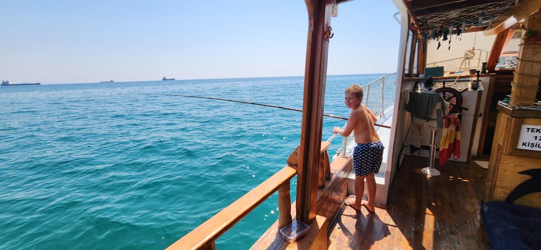 Centre d'Antalya : Bateau Économique de 15 Mètres pour Location Journalière, Tours de Beldibi & Cascade de Düden, Célébrations de Coucher de Soleil & Anniversaire
