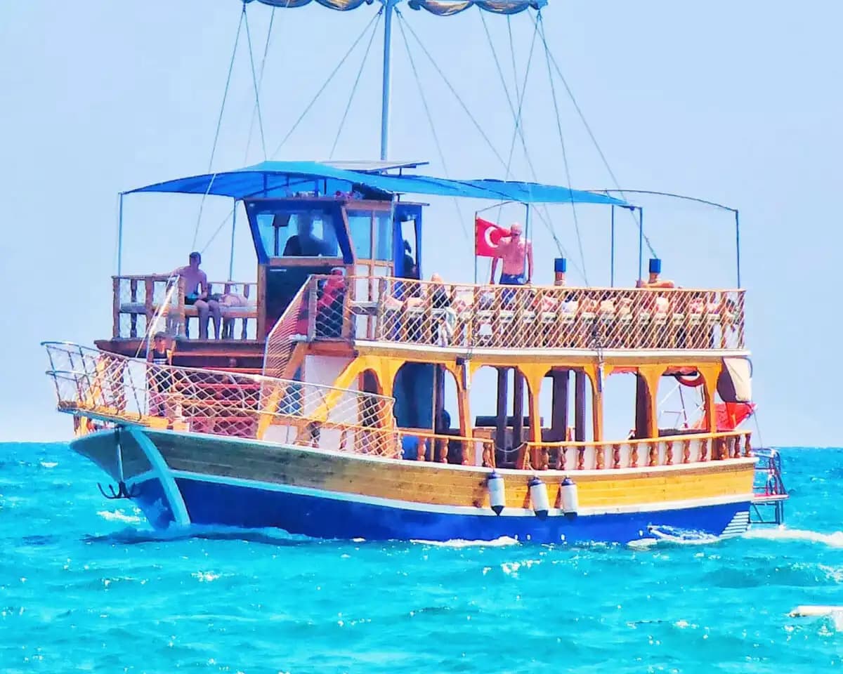 Antalya Kundu: Dinner Cruise to Düden Waterfalls - Corporate Meeting on a Yacht