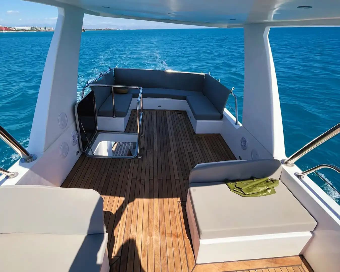 Charter Diario Privado Yate a Motor in Antalya: 13 Meters, Up to 10 Huéspedes 4