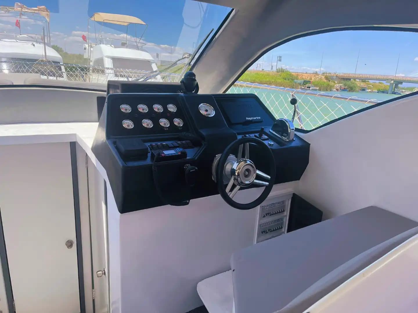 Charter Diario Privado Yate a Motor in Antalya: 13 Meters, Up to 10 Huéspedes 9
