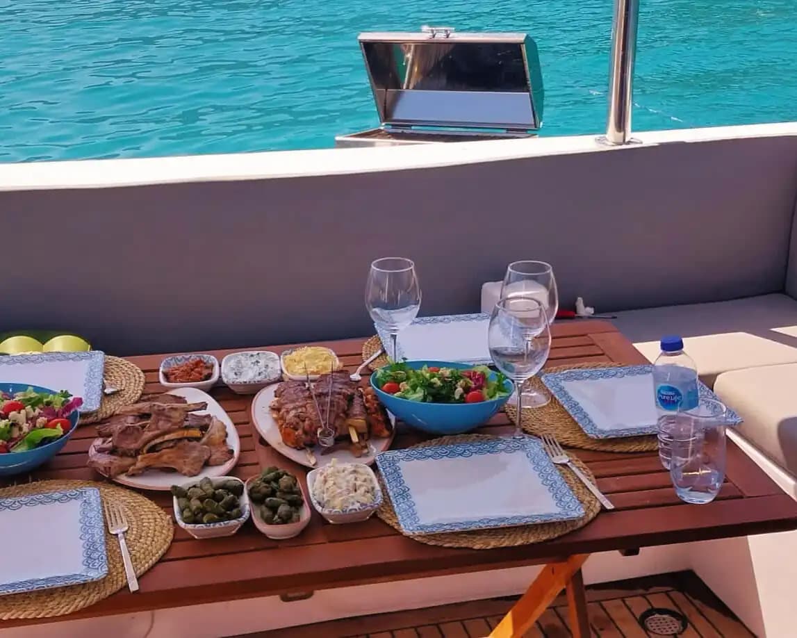 Charter Diario Privado Yate a Motor in Antalya: 13 Meters, Up to 10 Huéspedes 11