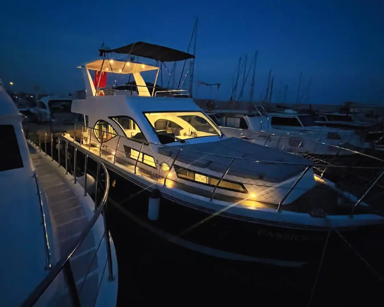 Charter Diario Privado Yate a Motor in Antalya: 13 Meters, Up to 10 Huéspedes 6