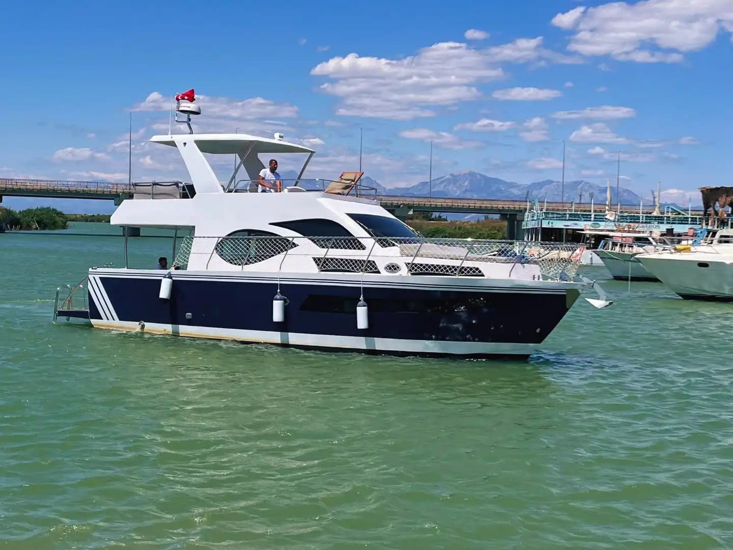 Charter Diario Privado Yate a Motor in Antalya: 13 Meters, Up to 10 Huéspedes - Despedida de Soltera en Yate