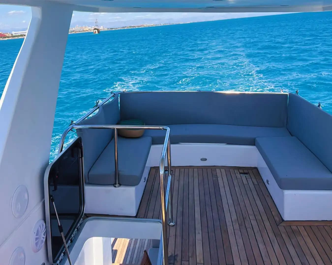 Charter Diario Privado Yate a Motor in Antalya: 13 Meters, Up to 10 Huéspedes 8