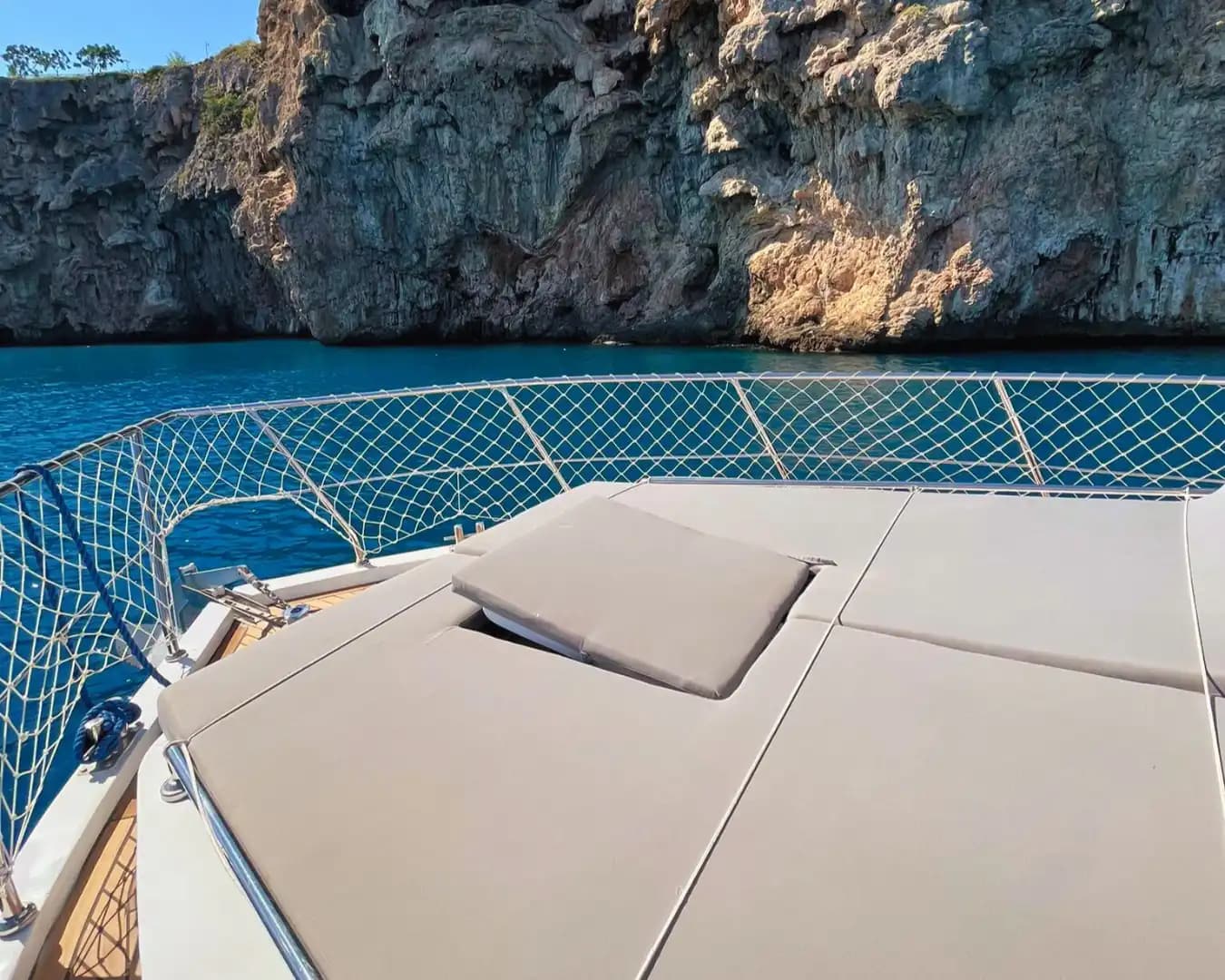 Charter Diario Privado Yate a Motor in Antalya: 13 Meters, Up to 10 Huéspedes 7