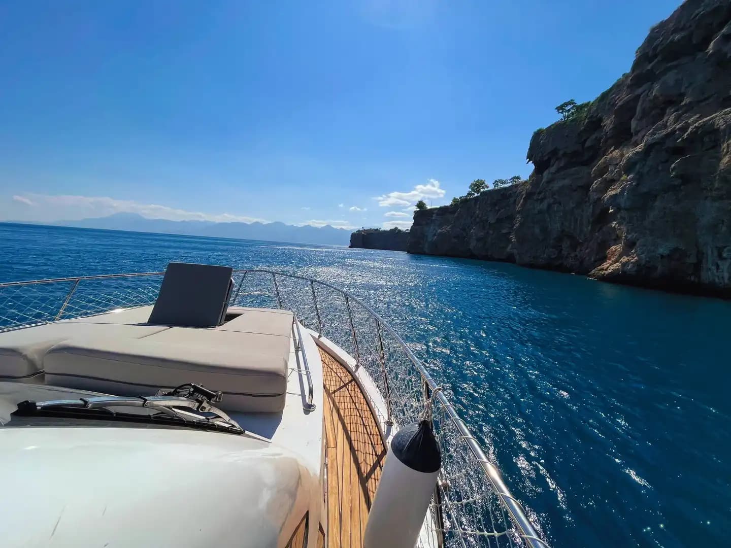 Charter Diario Privado Yate a Motor in Antalya: 13 Meters, Up to 10 Huéspedes 2