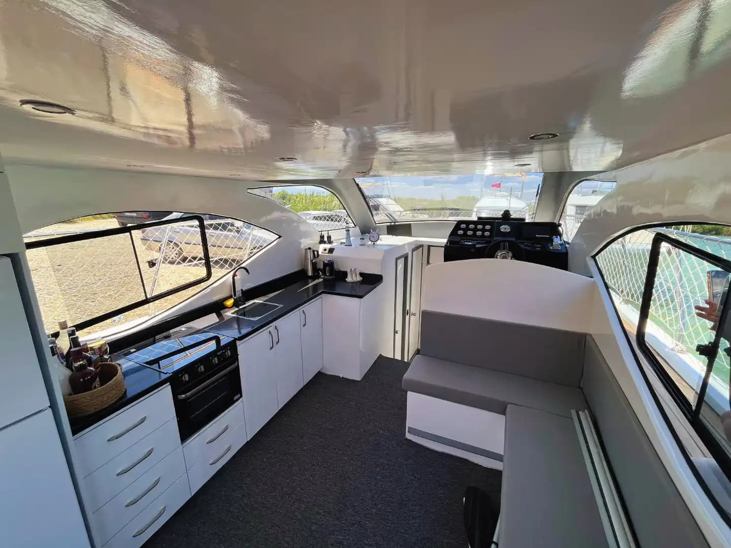 Charter Diario Privado Yate a Motor in Antalya: 13 Meters, Up to 10 Huéspedes 5