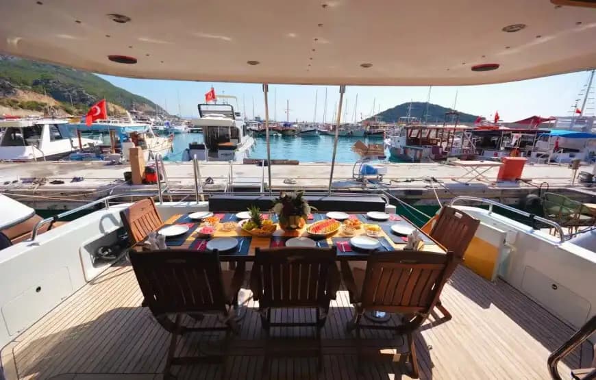 23-Meter Princess Motoryacht in Antalya: Luxus Blue Kreuzfahrt with 4 Kabinen 10