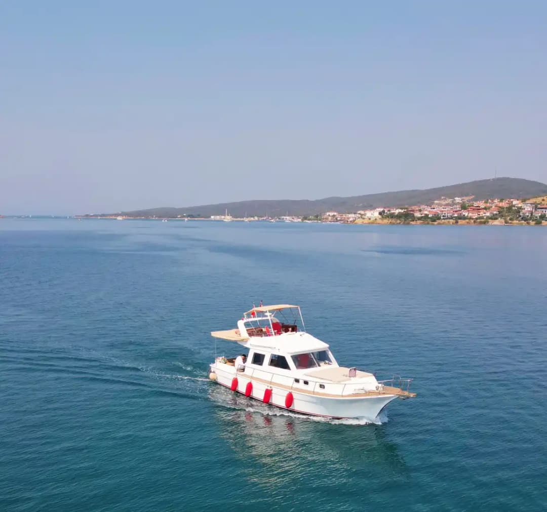 Ayvalık’ın Eşsiz Sularında 11 Metrelik Tekne ile Günübirlik ve Saatlik Gezi Keyfi