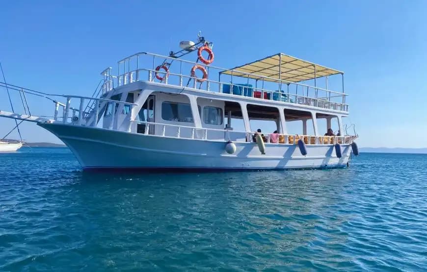 Ayvalık’ta 15 Metrelik Özel Yapım Lüks Tekne: 25 Kişilik Günübirlik ve Saatlik