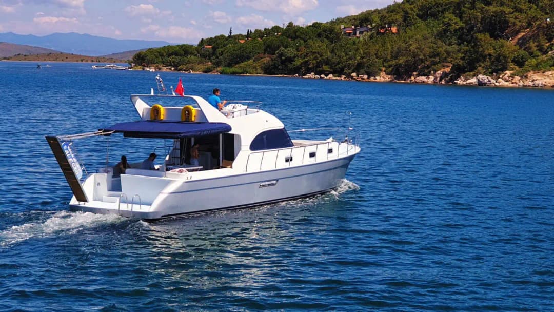 Ayvalık’ın Eşsiz Koylarında Lüks Motoryat: Gezi, Yüzme Turları ve Özel Partiler İçin İdeal