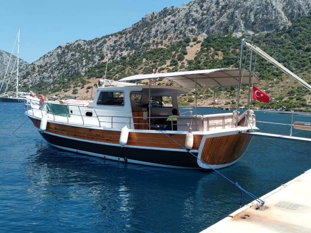 Marmaris'te Lüks 12 Metrelik Tekne Kiralama: 8 Kişilik Unutulmaz Günbatımı ve Koy Turları