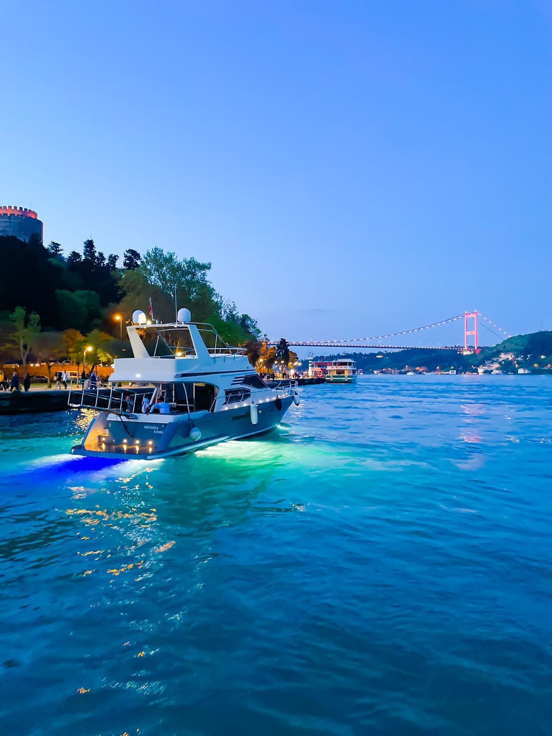 Hold Your Business Meetings with a Bosphorus View on a Geräumig and Komfortabel Jacht