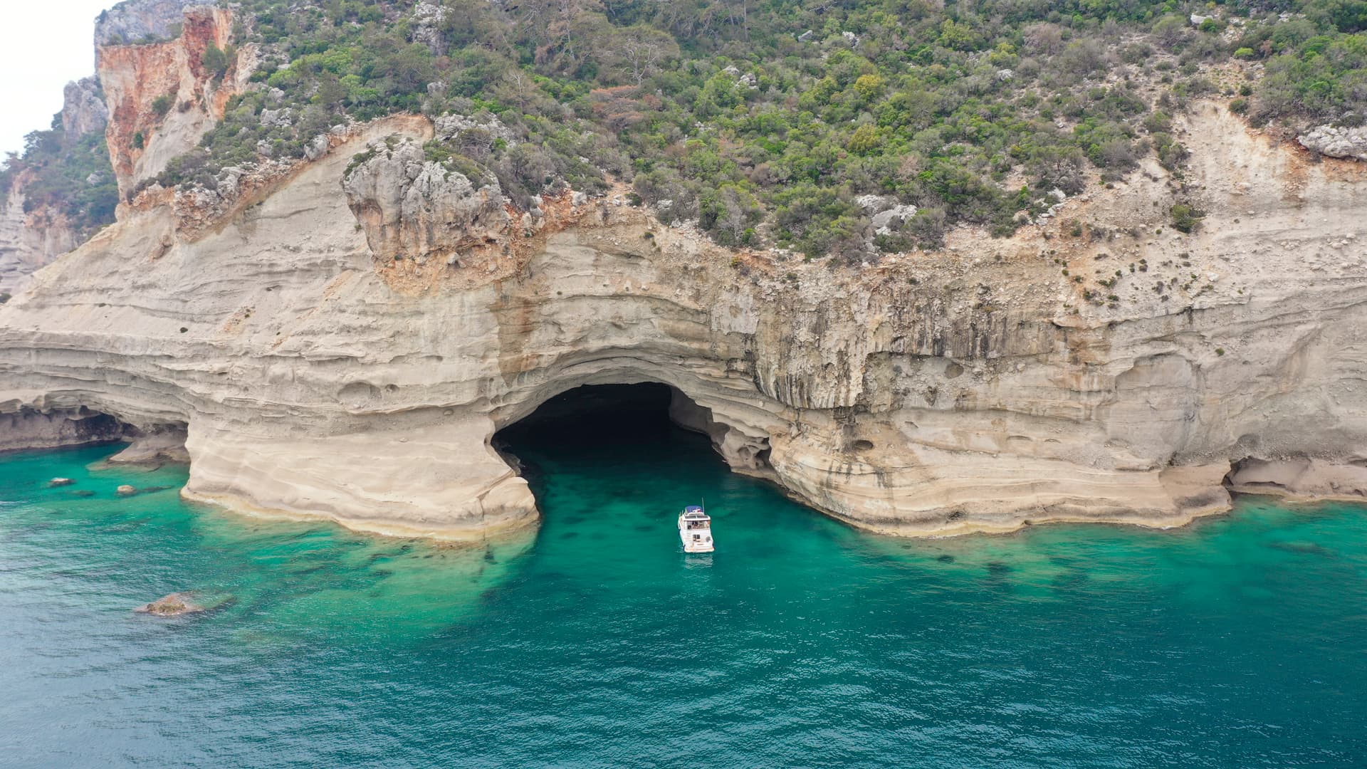 Kemer'in Berrak Sularında 15 Metre Lüks Yat ile Unutulmaz Anılar: 10 Kişilik Deniz Macerası!