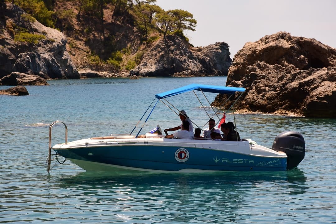 Ölüdeniz'de Ekonomik Tekne Kiralama – 6 Metrelik Şabankaptan ile 8 Kişilik Keyifli Bir Mola!