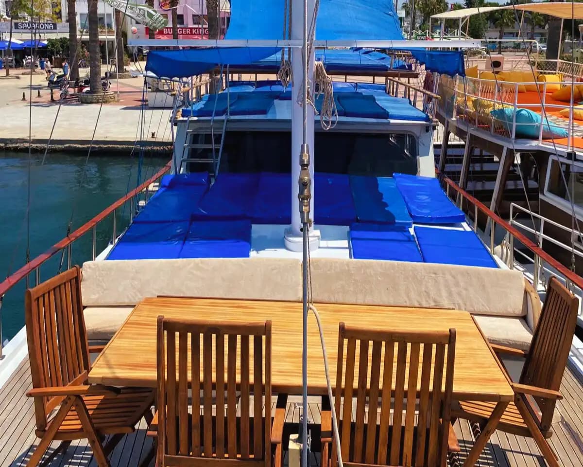 Explore the Turkish Riviera on a Privat Jacht with a 24-Personen Kapazität in Bodrum 9