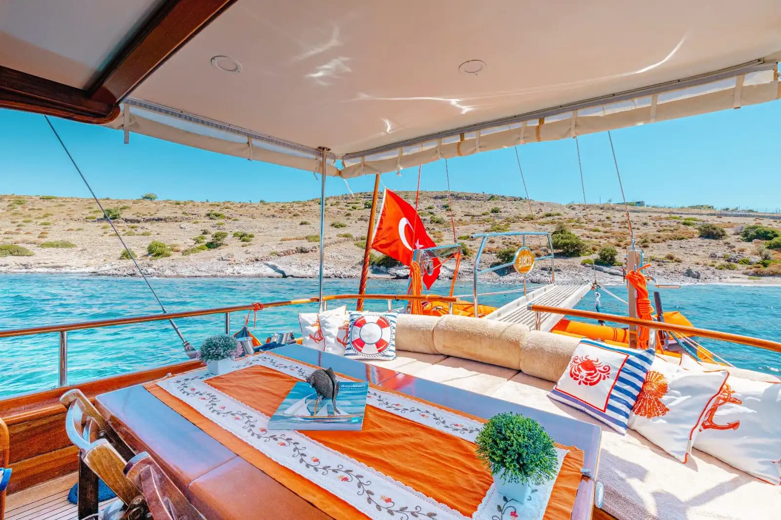 Bodrum’un Sakin Sularında Huzurlu ve Unutulmaz Mavi Tur İçin Gulet 4