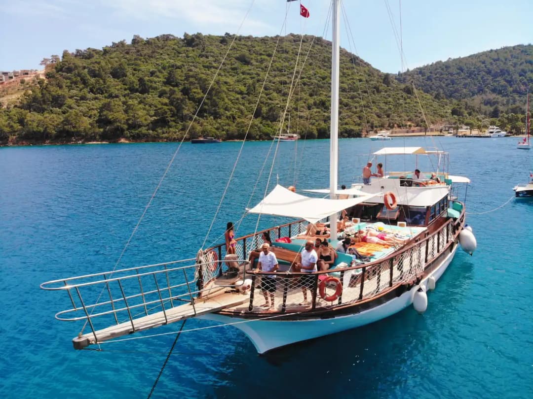 Bodrum’da 14 Metrelik 8 Kişilik Tekne ile Günübirlik Lüks Deniz Keyfi