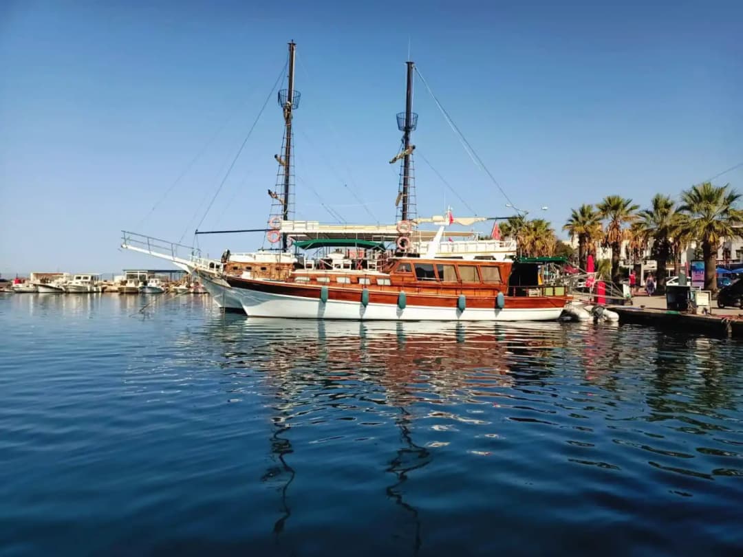 Bodrum’un göz alıcı koylarını keşfetmek için tasarlanmış 18 metrelik özel yapım tekne