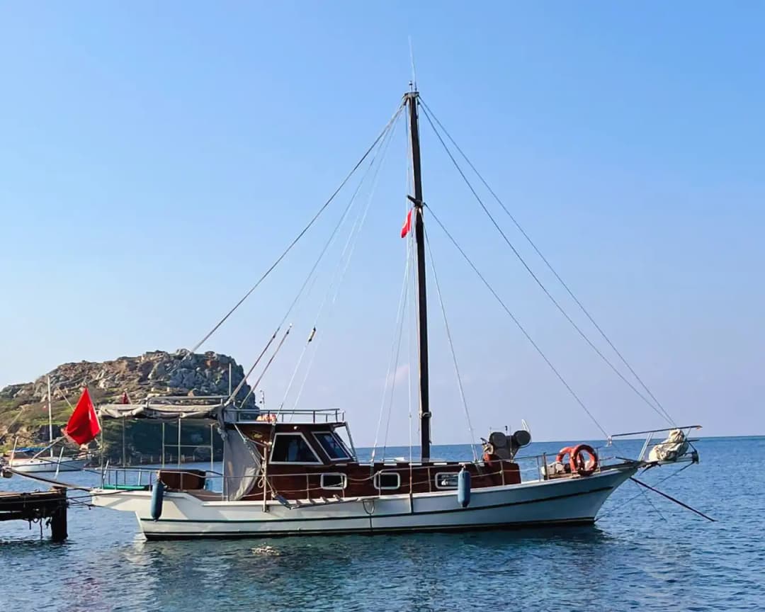 Bodrum’un Benzersiz Koylarını 12 Metre Uzunluğundaki Tekne İle Keşfedin