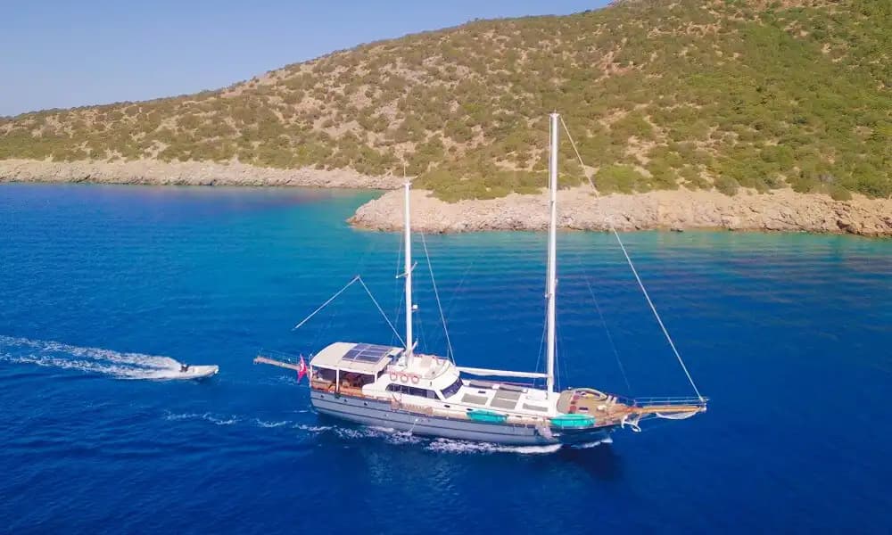 28 Metrelik Geniş Gulet, 12 kişilik Kapasitesiyle Bodrum’un Eşsiz Koylarında Unutulmaz Bir Tatil