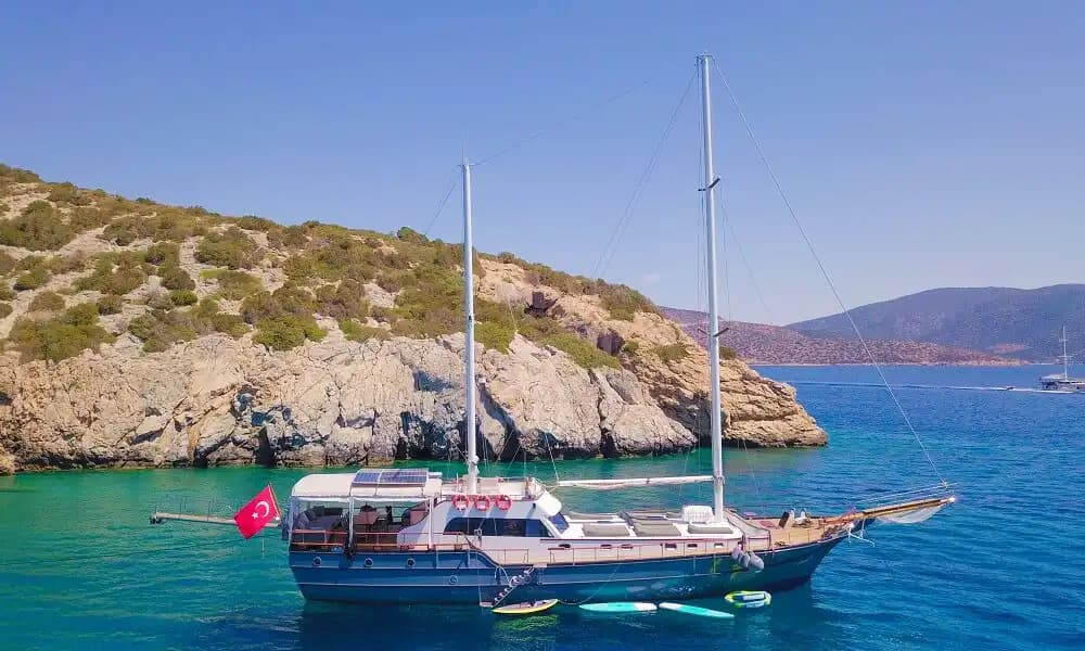 28 Metrelik Geniş Gulet, 12 kişilik Kapasitesiyle Bodrum’un Eşsiz Koylarında Unutulmaz Bir Tatil