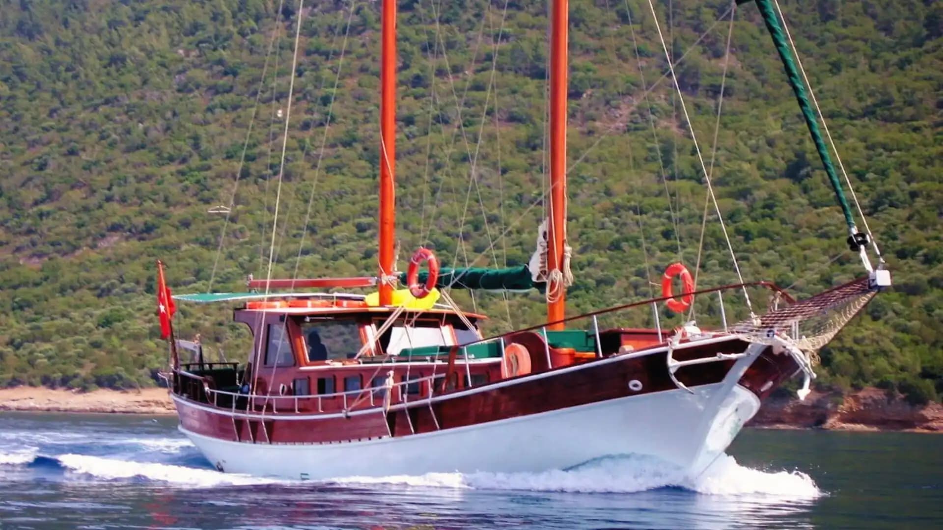 3-Cabin Gulet in Bodrum – Ideal for Overnight Stays and Blue Cruises - Party on the Boat