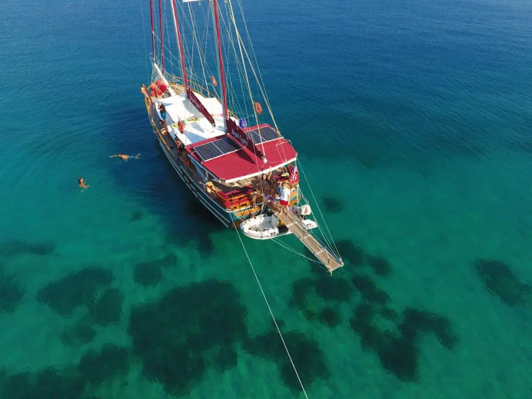 Kuşadası'nda 21 Metrelik Konforlu Gulet ile Masmavi Sularda Eşsiz Deneyimler Keşfedin