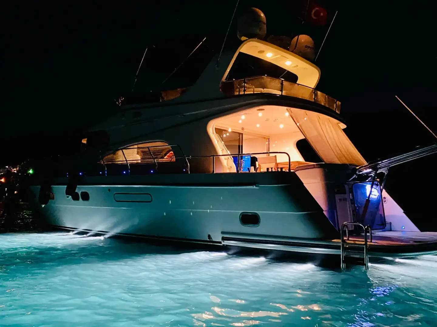 Luxury 20-Meter Motoryacht with 3 Cabins & 6-Person Accommodation in Bodrum 7