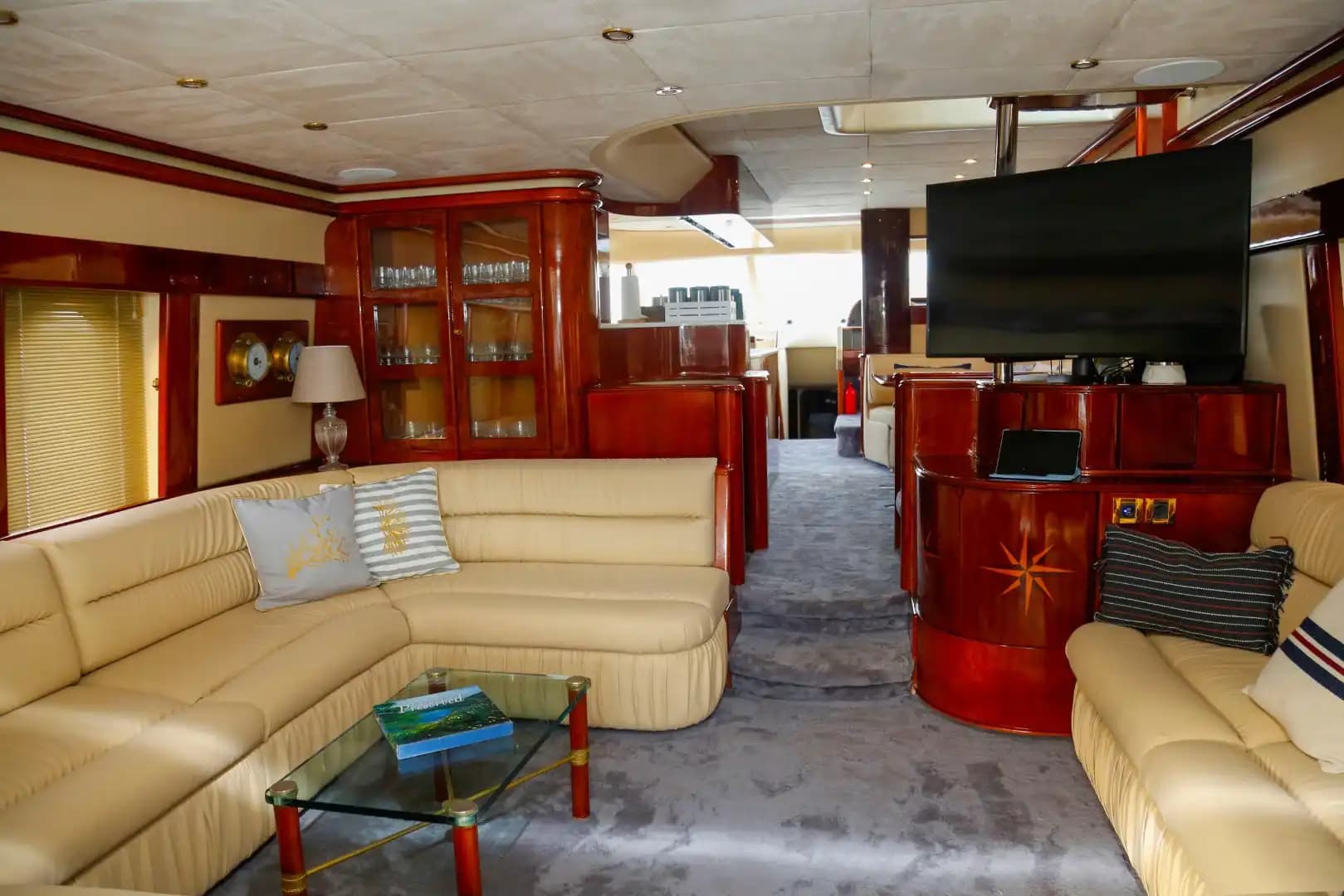 Feel the Luxus of Bodrum's Gewässer Aboard a Princess 72 Motoryacht 14
