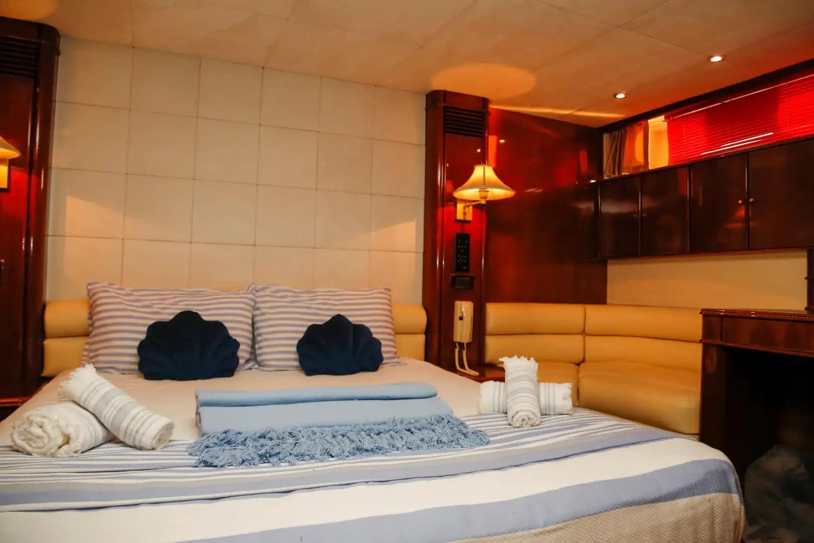 Feel the Luxus of Bodrum's Gewässer Aboard a Princess 72 Motoryacht 17