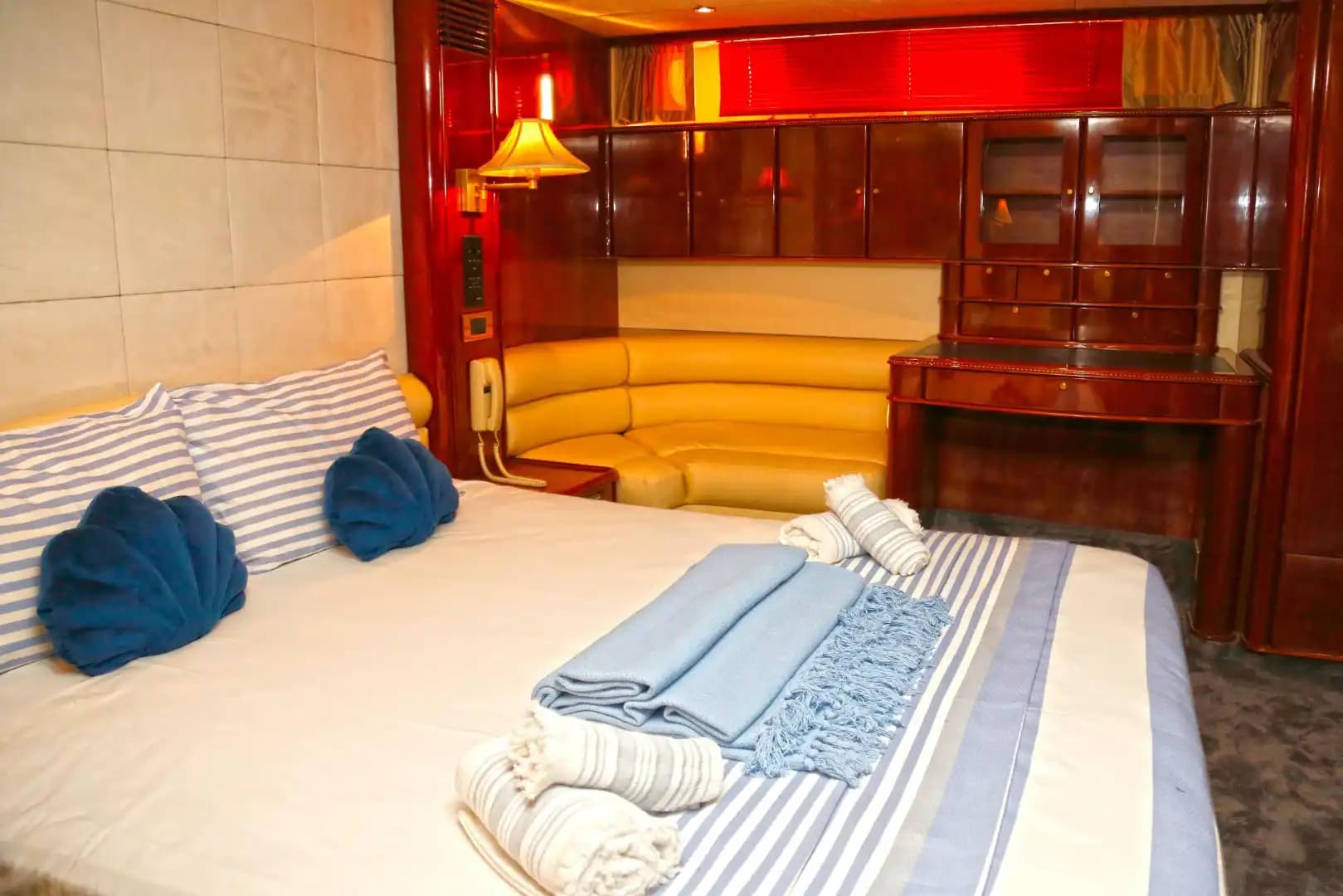 Feel the Luxus of Bodrum's Gewässer Aboard a Princess 72 Motoryacht 16