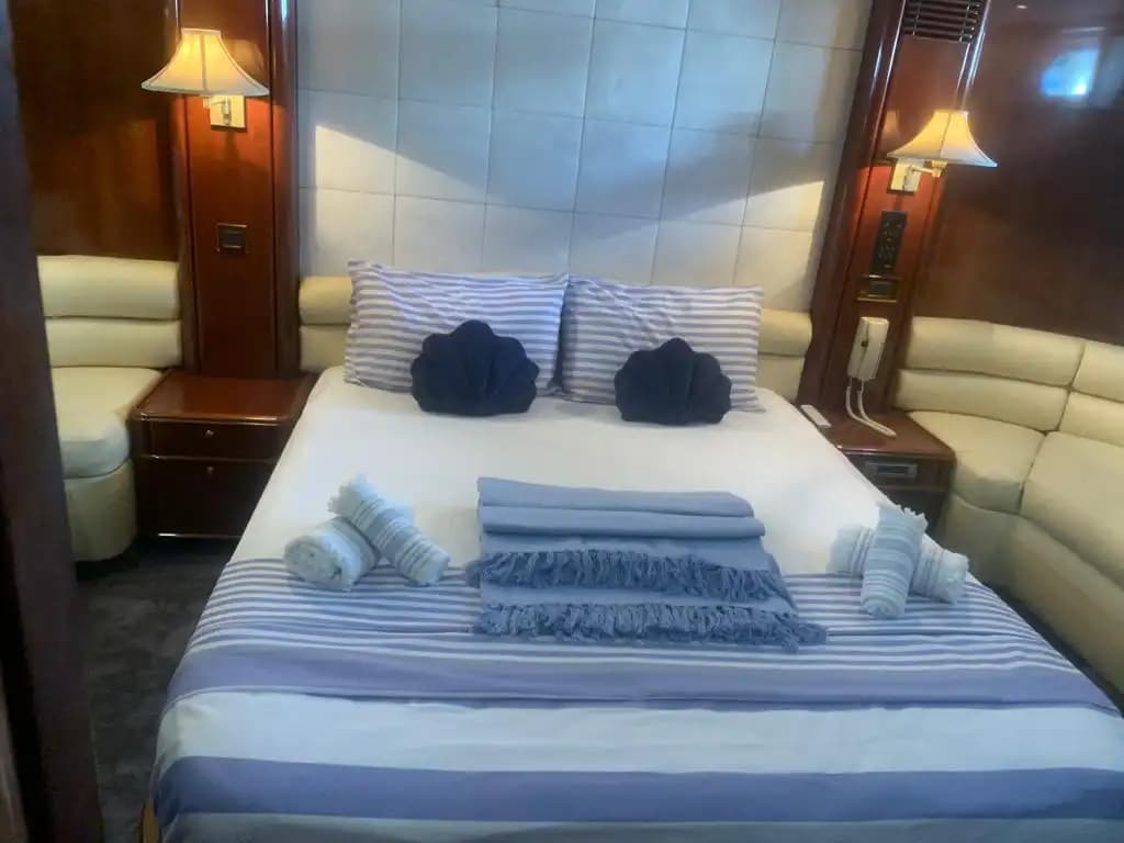 Feel the Luxus of Bodrum's Gewässer Aboard a Princess 72 Motoryacht 19