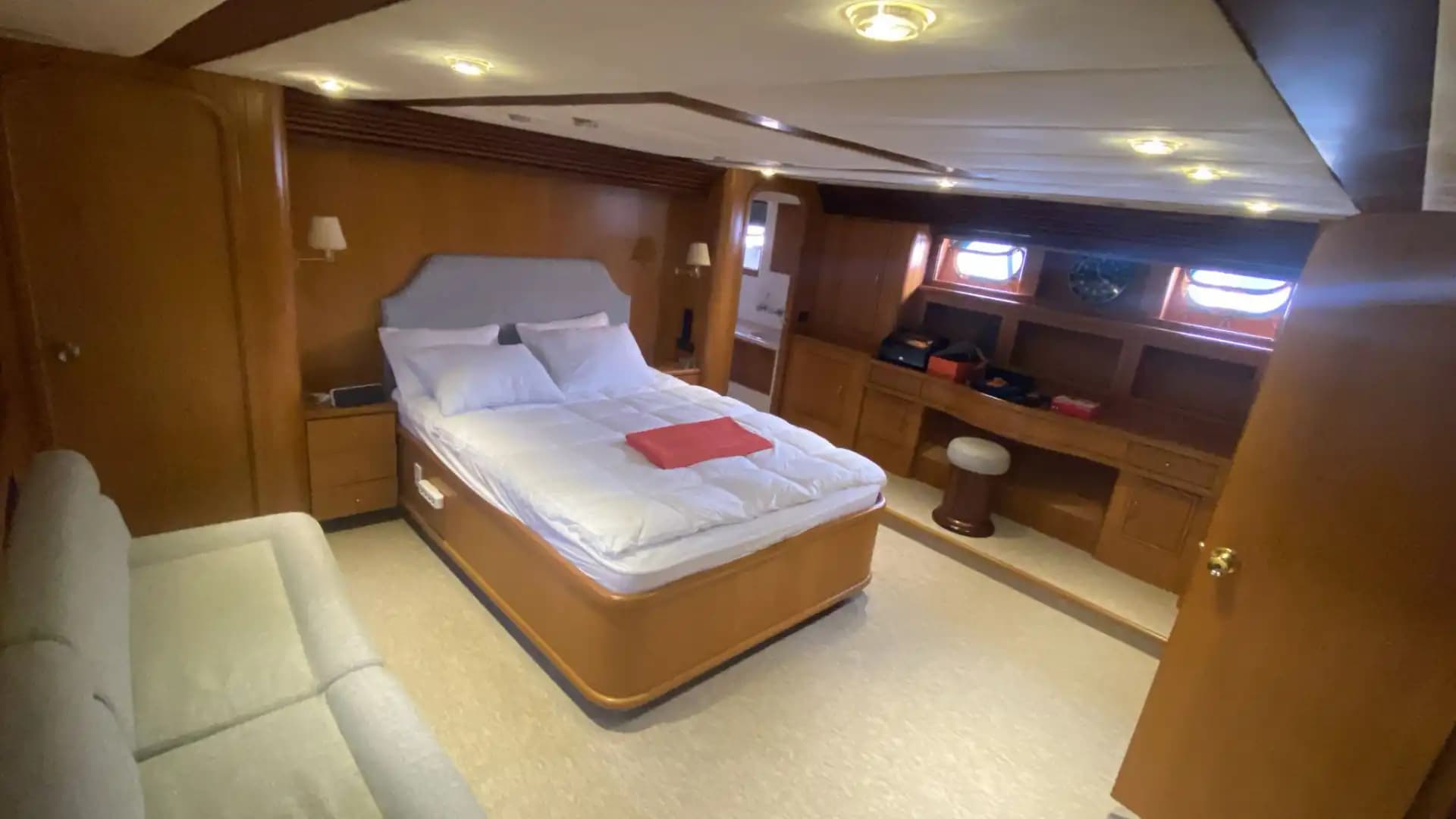 Elegant 27m Motoryacht for Large Groups in Bodrum's Atemberaubend Buchten 5