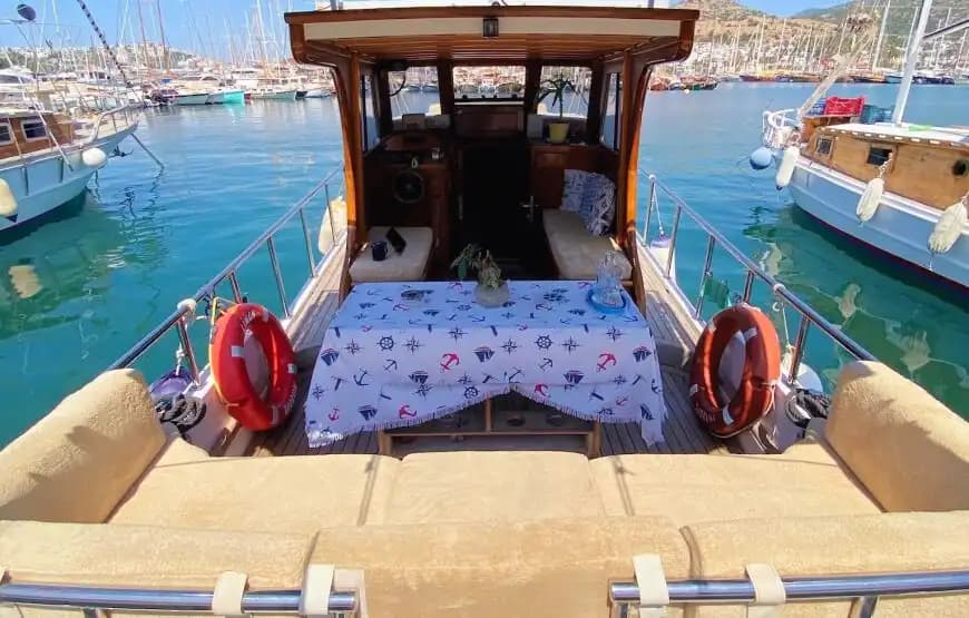 Bateau Élégant et Fonctionnel de 12 Mètres pour 8 Personnes dans les Eaux Azurées de Bodrum 4