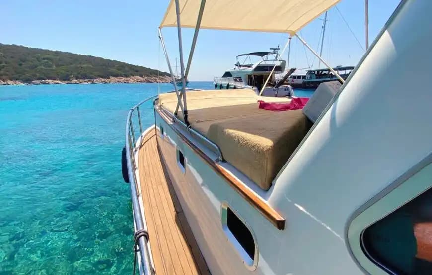 Bateau Élégant et Fonctionnel de 12 Mètres pour 8 Personnes dans les Eaux Azurées de Bodrum 6