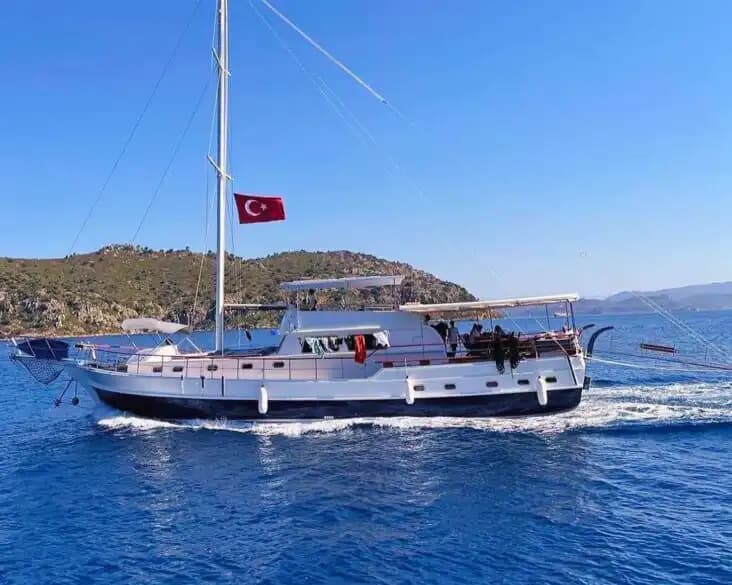 Gulet au Départ de Marmaris Bozburun avec 5 Cabines : Croisière Bleue de Luxe pour 10 Personnes - Demande en mariage sur un yacht